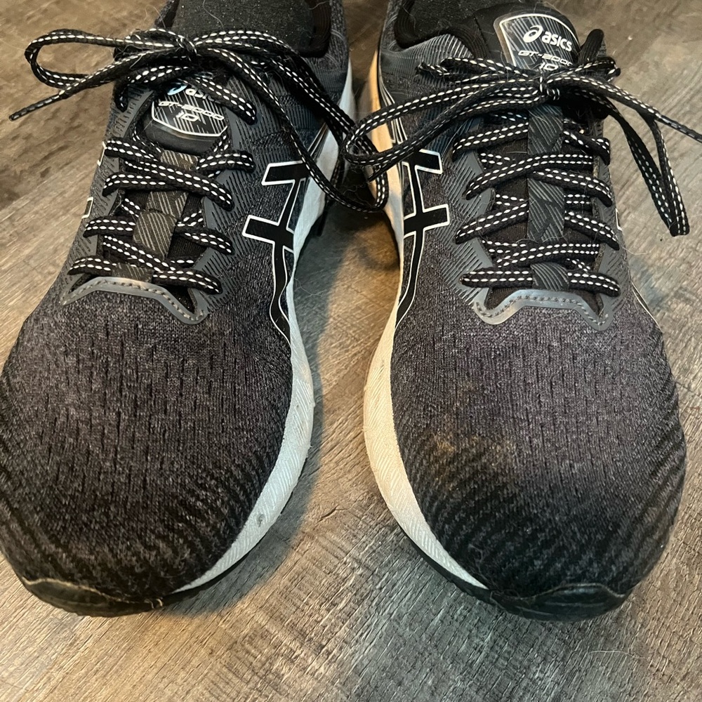 ASICS GT 2000 v 10 Men’s 9 excellent running and walking  shoe